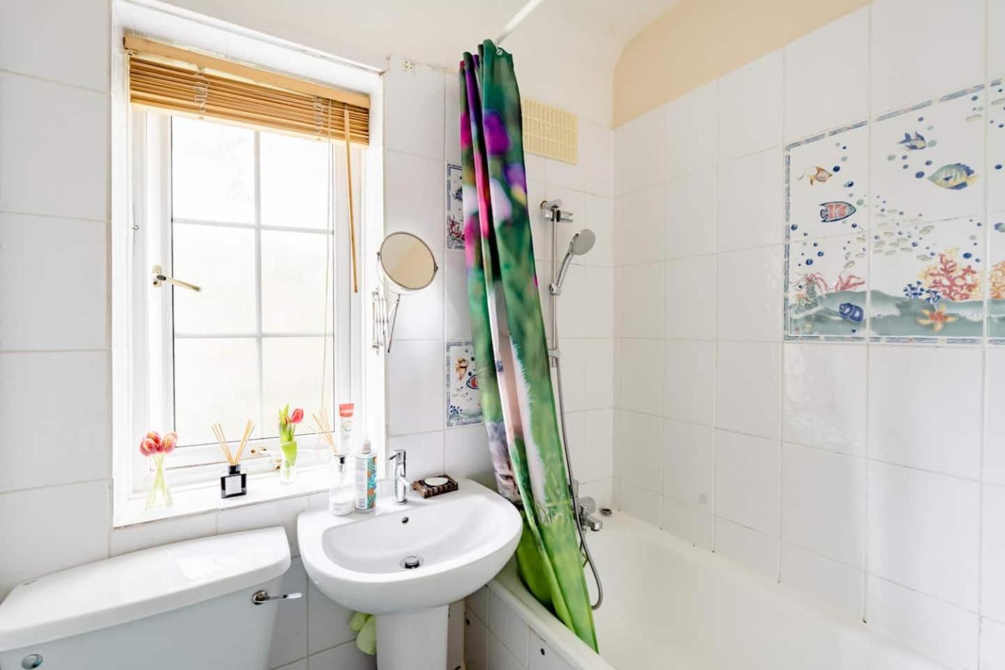 Проживание в семье Morden House *